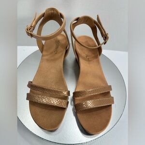 Vionic Women's Tan Sandals size 8 pre owned Exellent condition